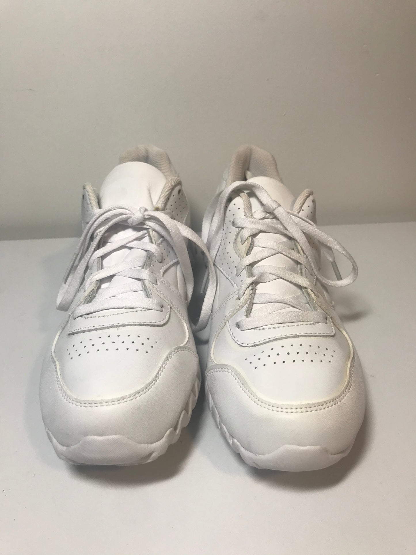 Y2K White Reebok Zignano Sneakers (Size 4.5)