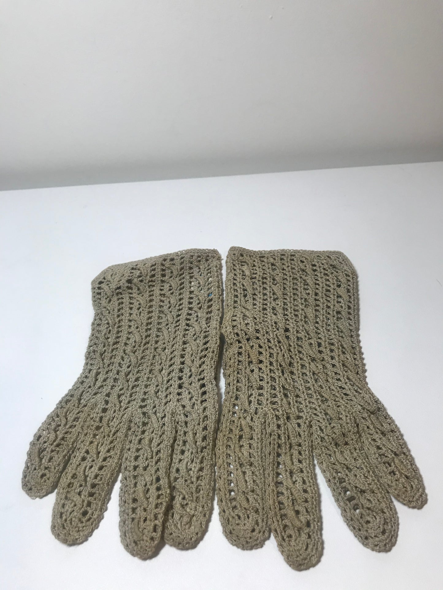 Vintage 1940s Falbala French Crochet Gloves (Sz M)